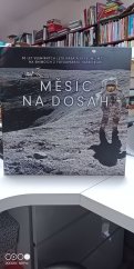 kniha Měsíc na dosah 50 let vesmírných letů NASA a výzkumu měsíce na snímcích z fotoaparátů Hasselblad, Slovart 2018