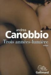 kniha Trois années lumière roman, Gallimard 2015