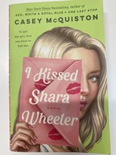 kniha I kisses Shara Wheeler, Wednesday Books 2022