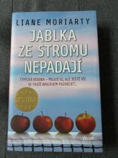 kniha Jablka ze stromu nepadají Typická rodina - milují se, ale ještě víc se touží navzájem pozabíjet, Ikar 2021