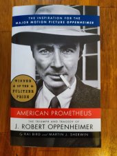 kniha American Prometheus The triumph and tragedy of J. Robert Oppenheimer, Vintage Books 2005