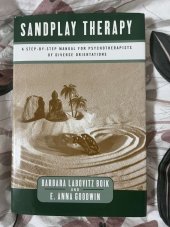 kniha Sandplay Therapy A step-by-step manual for psychotherapists of diverse orientations, Norton&Company, New York 2000