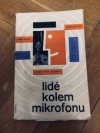 Lidé kolem mikrofonu