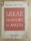 Lékař hovoří s muži